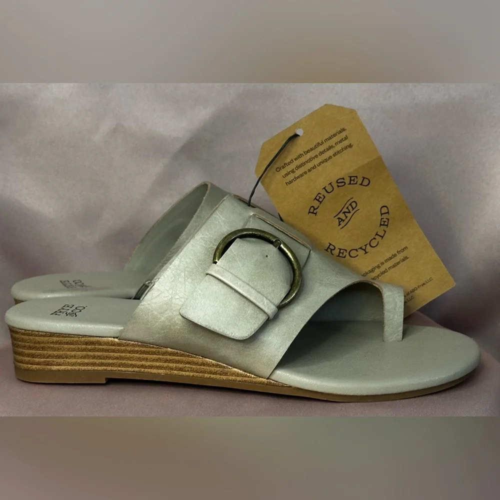 COPY - Frye And Co Womens Quincey Thong Sandals Taupe Gray Faux Leather Wedge 8… - Picture 5 of 16